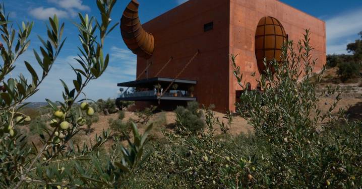 La Almazara Starck en Ronda celebra el primer aniversario con su primer aceite