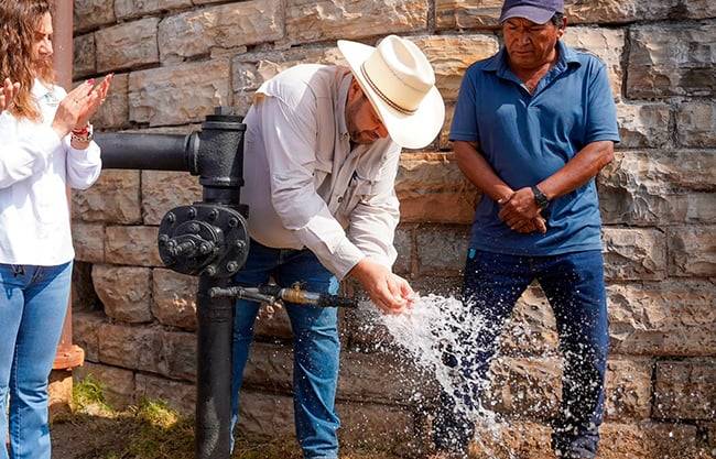 Más agua para el campo de Ramos; conjuntan esfuerzos Manolo y Tomás
