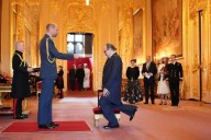 Recibe Gary Oldman título de Caballero del Imperio Británico