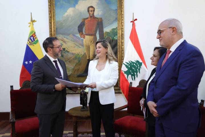 Canciller recibe Copias de Estilo de embajadora designada del Líbano