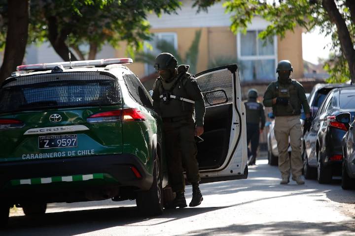 Encerrona en Conchalí: madre y su hija de 13 años son amenazadas por cuatro ladrones armados