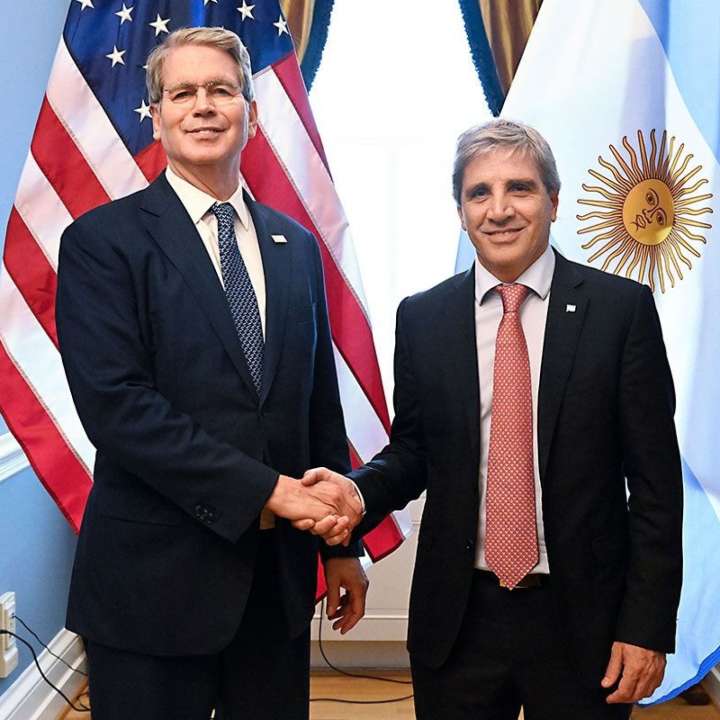 Bessent ya vendió en Argentina más de 2000 millones de dólares para facilitar la fuga de sus amigos