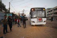 Informa Israel que Hamas entregó los primeros siete rehenes a la Cruz Roja