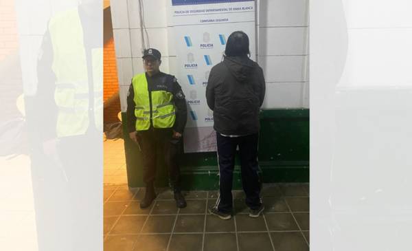 Detuvieron a una persona por robar en un carrito de comidas