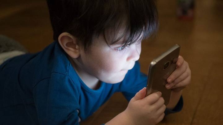 Niños y pantallas: el dominio de Youtube y de la Inteligencia Artificial