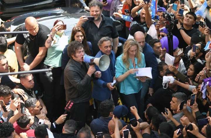 Javier Milei inició su “tour constitucional” y calificó a la oposición como “kukas gremlins”