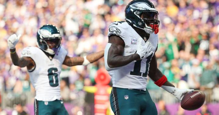 Jalen Hurts jump-starts the Eagles by passing for 326 yards and 3 TDs in a 28