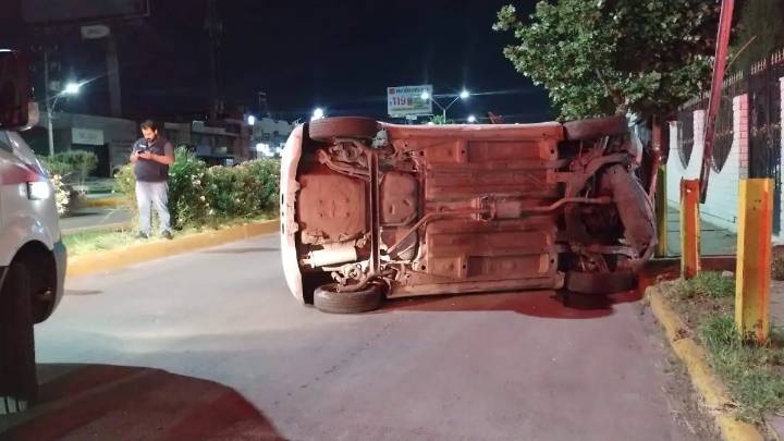 Conductor pierde el control del volante y termina volcado en la Ortiz Mena