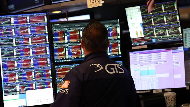 Los inversores minoristas compran acciones en masa, lo que alimenta los temores de una burbuja en Wall Street