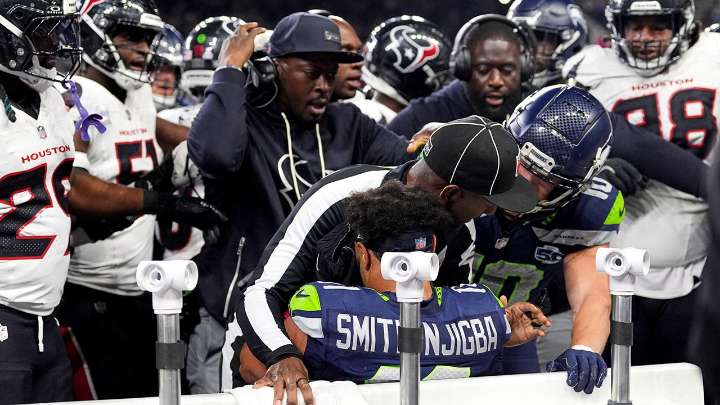 NFL official Nate Jones goes viral protecting Seahawks' Jaxon Smith
