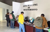 Larga fila de jóvenes en último día de trámite de cartilla militar