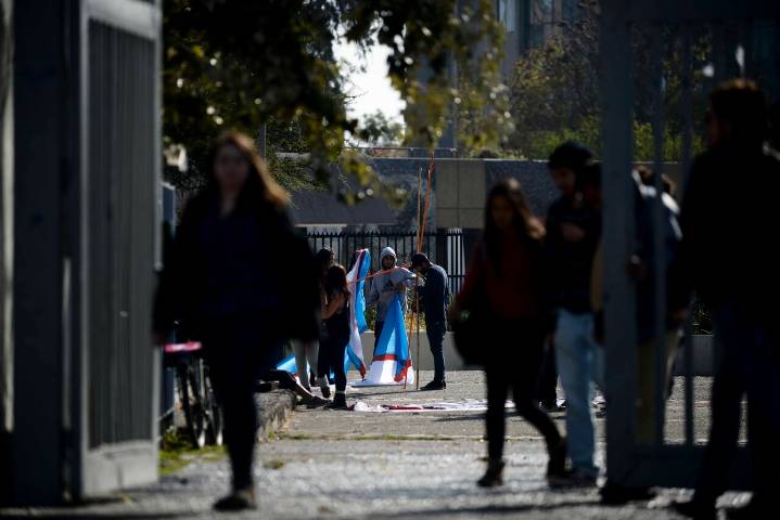 Carabineros desalojan la Usach tras 28 días de toma por denuncias de violencia en el campus