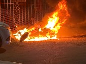 Incendio de motocicleta en la Colosio deja sospechas de venganza pasional