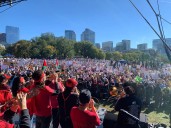 Miles de personas participaron en la manifestación “No Kings” en Boston Common
