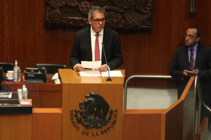 Apoyo a Pemex elevó déficit fiscal, pero economía mantiene solidez