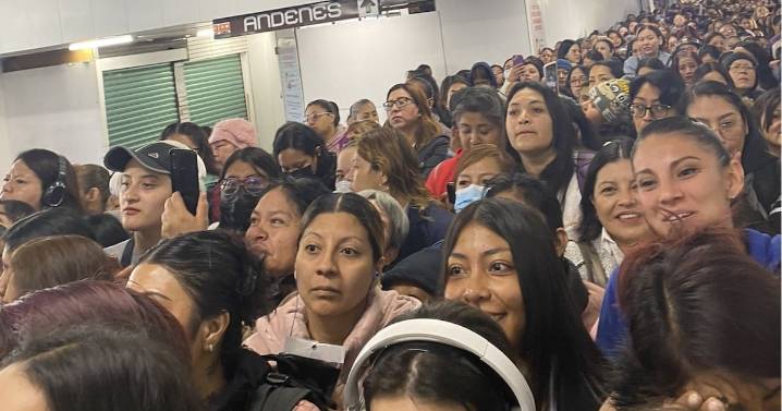 Caos para acceder a los andenes del Metro CDMX por saturación de pasajeros; busca alternativas