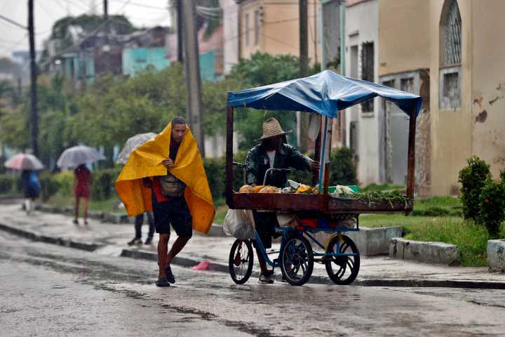 El huracán Melissa se aleja de Cuba degradado a categoría 2 y rumbo a las Bahamas