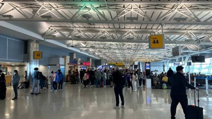 Suspenden operaciones terrestres en el Aeropuerto Internacional JFK por "emergencia aérea"