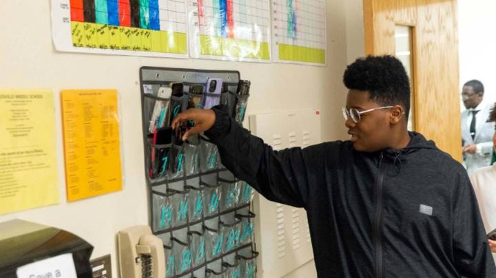 Florida test scores rise, attendance improves after cell phone ban