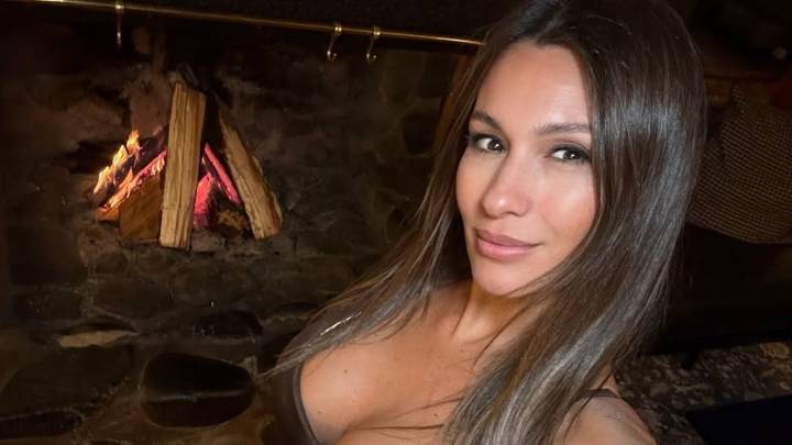 Pampita impone tendencia con un look cowboy chic: minifalda beige y botas con flecos