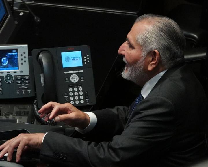 ¡Tarjeta Roja para Adán Augusto! Lee notas deportivas durante debate por lluvias