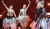 Lady Gaga recrea baile ‘The Dead Dance’ con las actrices de Merlina en vivo