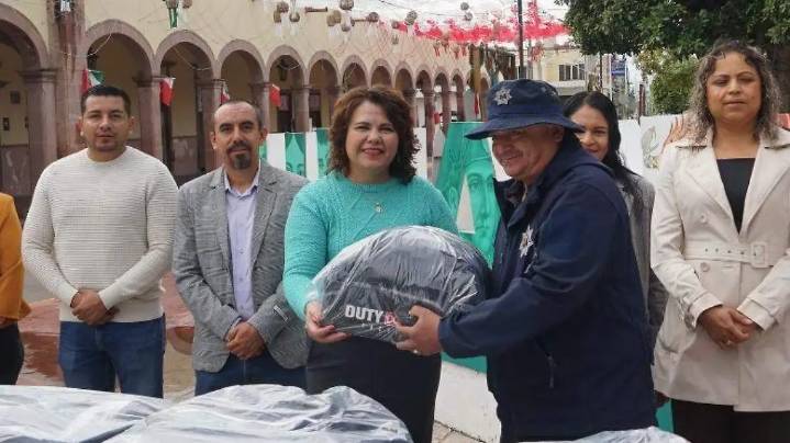 Personal de Seguridad Pública, Vialidad y Tránsito como de Protección Civil recibieron nuevo uniforme y calzado