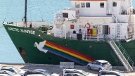 Muere un tripulante de un barco de Greenpeace en unas maniobras con los botes salvavidas