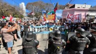 “Milei, persona no grata”: protestas y enfrentamientos en la peatonal de Santa Fe