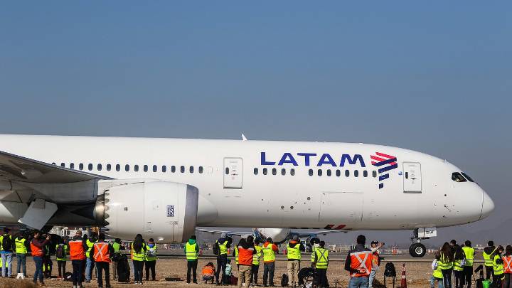 Sindicato de Pilotos de Latam advierte huelga tras "dos meses de negociaciones en punto muerto"