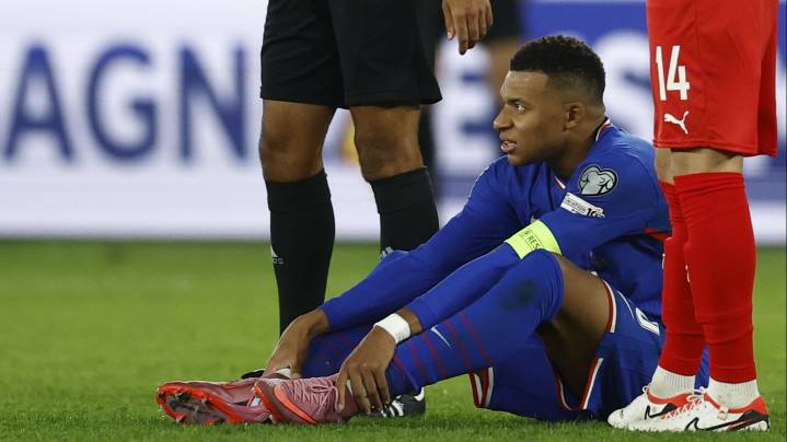 Nueva alerta para Mbappé: otra vez salió del campo tocado del tobillo en el Francia