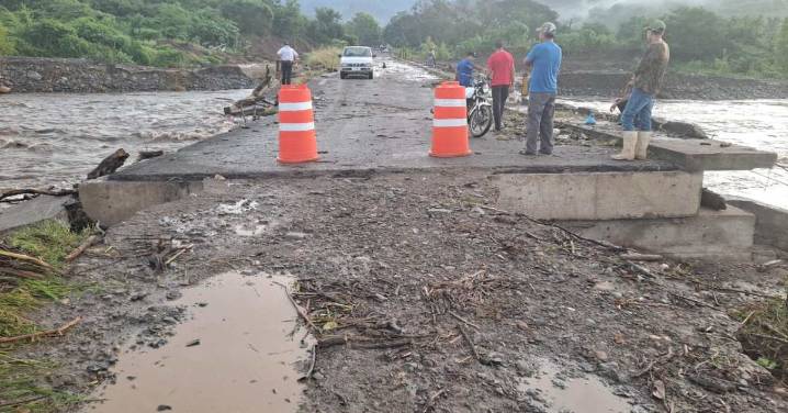 Crecida del río en Ixtlahuacán provoca socavón y cierre provisional de paso