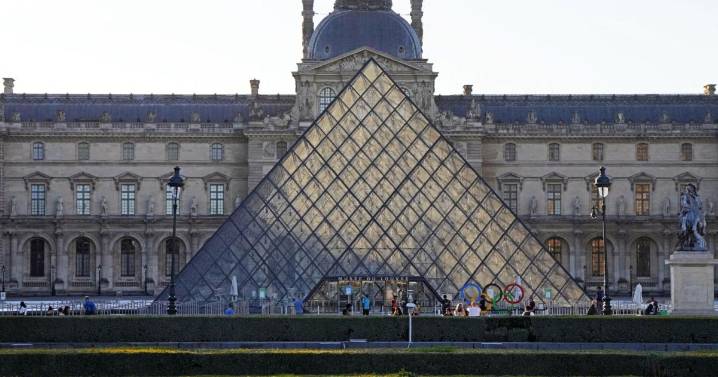 El Louvre, cerrado por el robo de los tesoros de Napoleón