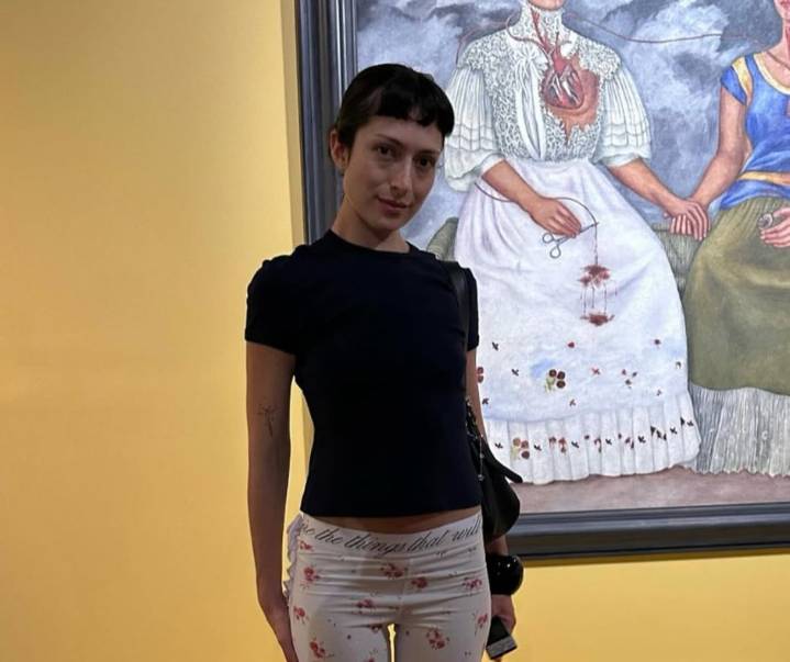 ¿Ese flequito todo que ver? El ‘weird girl core’ de Maria Bottle que no sabemos si odiamos o amamos