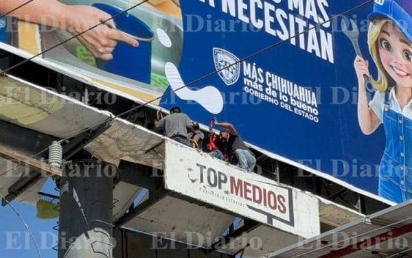 Sufre descarga eléctrica mientras repara anuncio espectacular