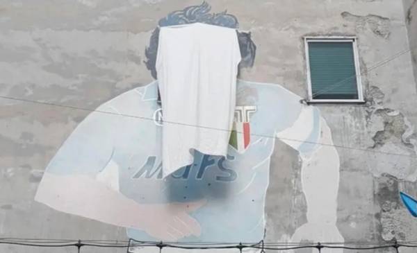 Comerciantes taparon la cara de Maradona en el famoso mural de Nápoles
