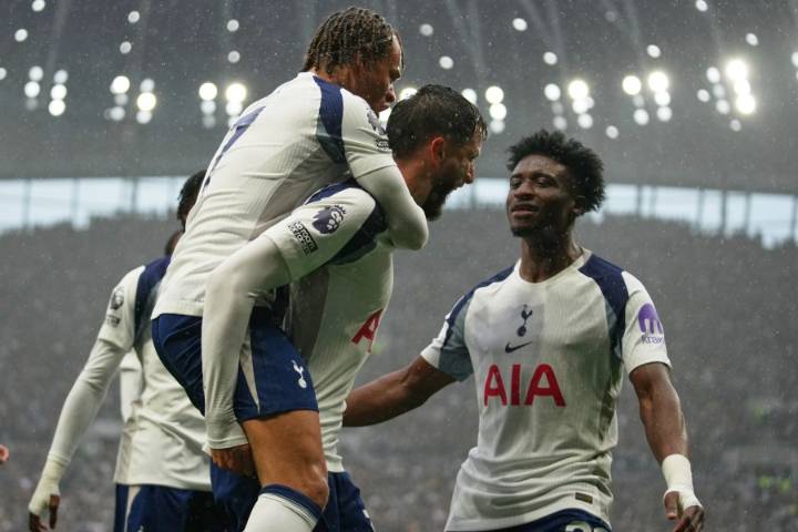 Manchester United beats Liverpool 2-1 with Maguire's late goal in big boost for Amorim