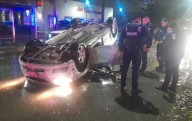 Rescatan a conductor atrapado y trasladan personas a zonas seguras