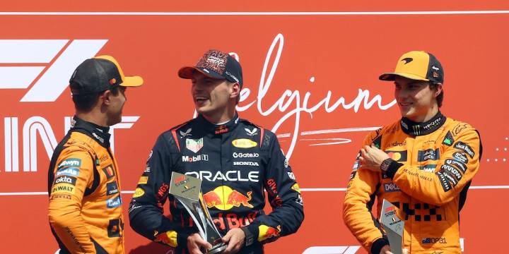 Verstappen se burló de las reglas “papaya” de McLaren e insinuó que favorecen a un piloto por sobre el otro: “Escuché algo”