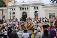 SE ARMÓ LA FIESTA / Un grupo de burras y burriquitas...
