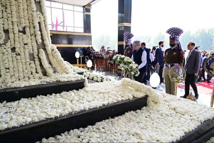 CM Omar Abdullah Pays Tributes To Police Martyrs At Zewan, Srinagar
