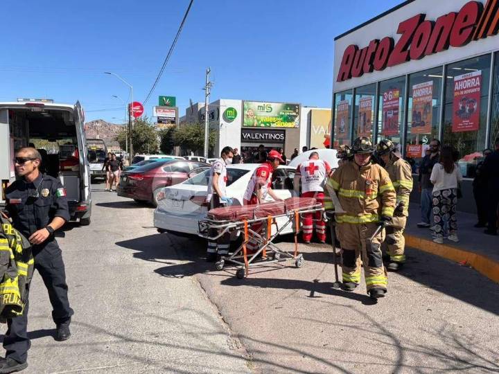 Conductor corta circulación y provoca choque en la colonia Alamedas