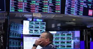 Mercados en tensión: los bonos suben y las acciones caen a la espera de las negociaciones de Luis Caputo en Estados Unidos