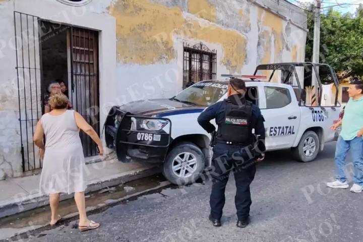 Patrulla se estrella contra la fachada de una vivienda en el Barrio de San Francisco, en Campeche