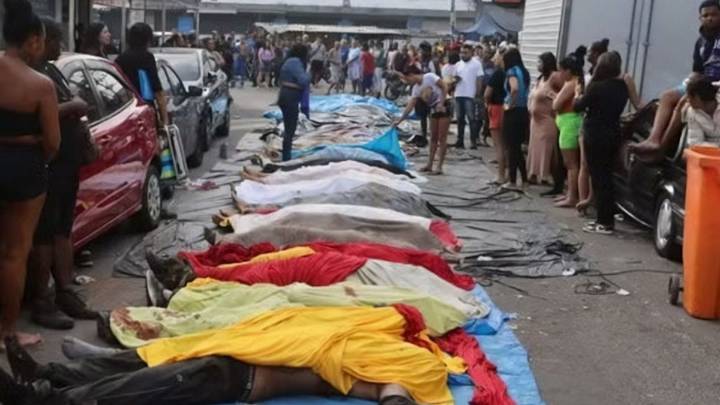 Defensa Civil de Río de Janeiro retira cuerpos de una favela tras el megaoperativo contra el grupo narco Comando Vermelho