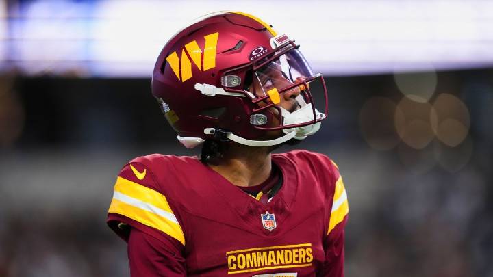 Jayden Daniels exits Commanders-Cowboys with hamstring injury
