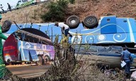 Desbarrancamiento de autobús en Sudáfrica deja al menos 42 muertos