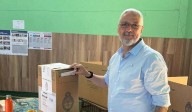 Carlos Almena emitió su voto en Villa de Merlo
