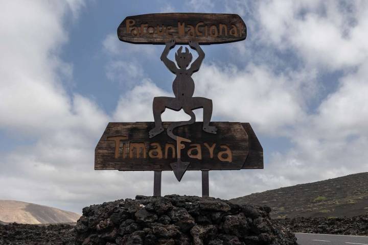 Tourist Returns 'Bad Luck' Volcanic Stones He Stole After They Brought ‘Major Personal Tragedy’ on Him