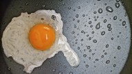 Descubre esta innovadora receta de huevos fritos sobre papel de arroz